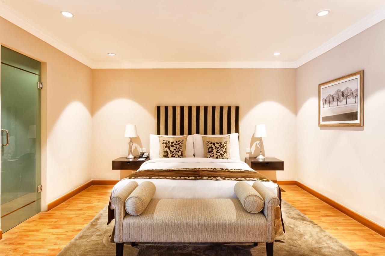 The Claridges New Delhi Hotel Ngoại thất bức ảnh A bedroom at the Taj Mahal Palace