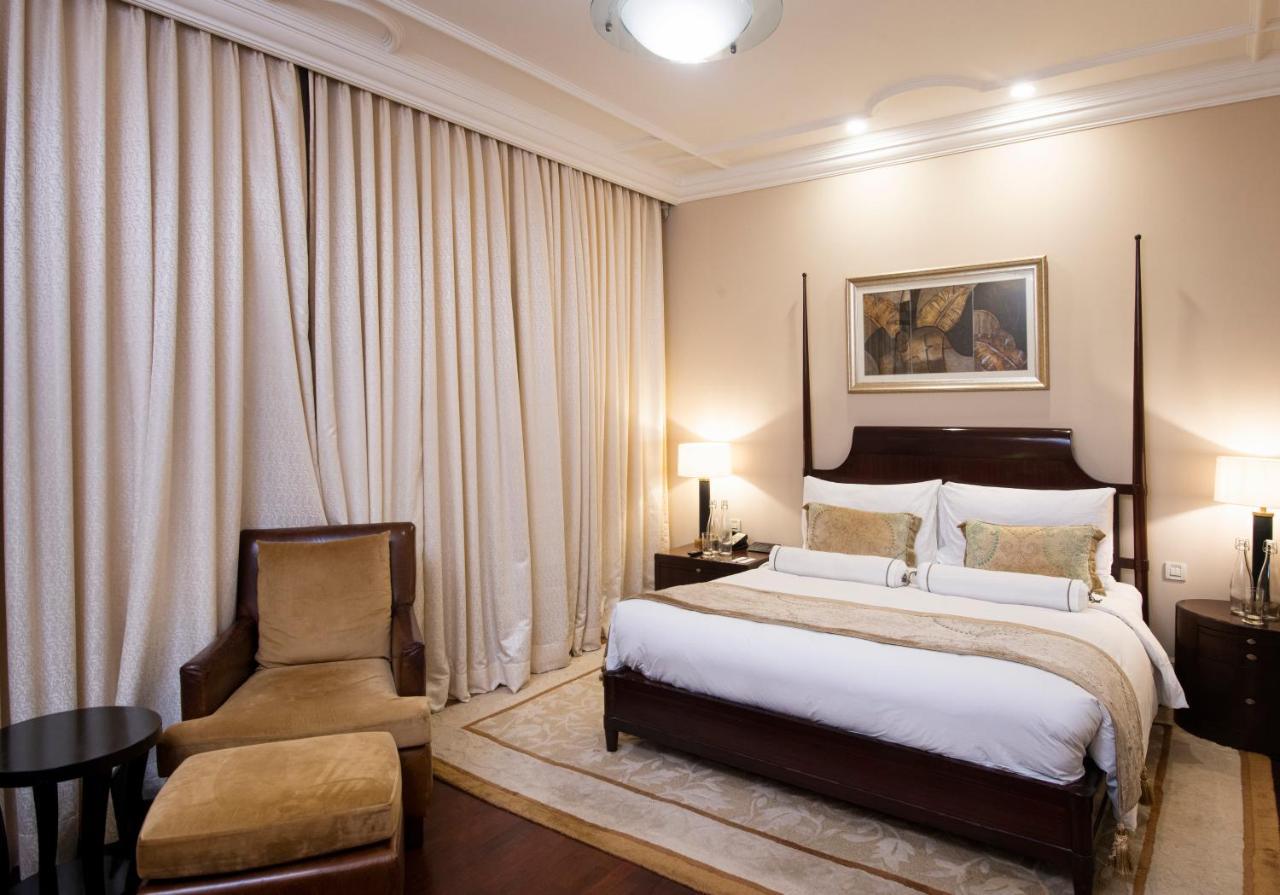 The Claridges New Delhi Hotel Ngoại thất bức ảnh A bedroom at the Taj Mahal Palace
