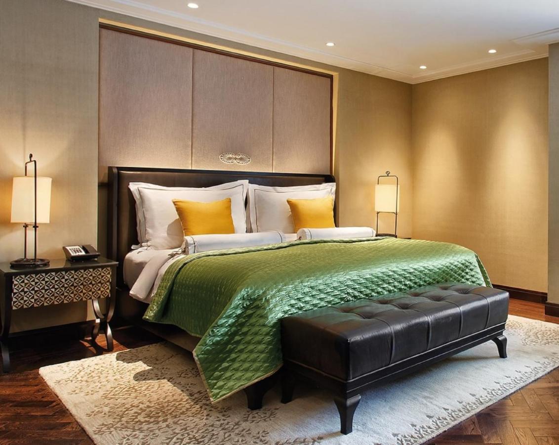 The Claridges New Delhi Hotel Ngoại thất bức ảnh A bedroom at the Taj Mahal Palace