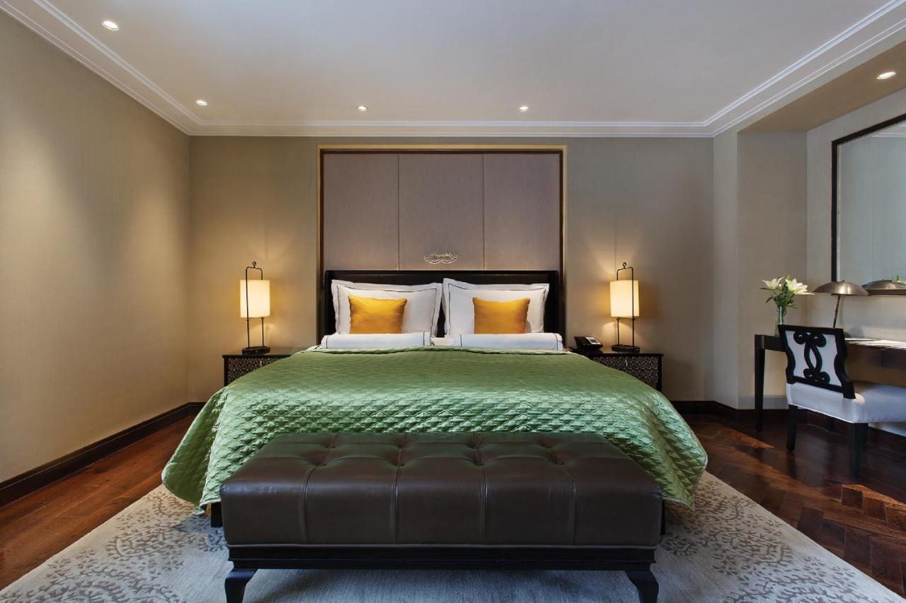 The Claridges New Delhi Hotel Ngoại thất bức ảnh A bedroom at the Mandarin Oriental, London