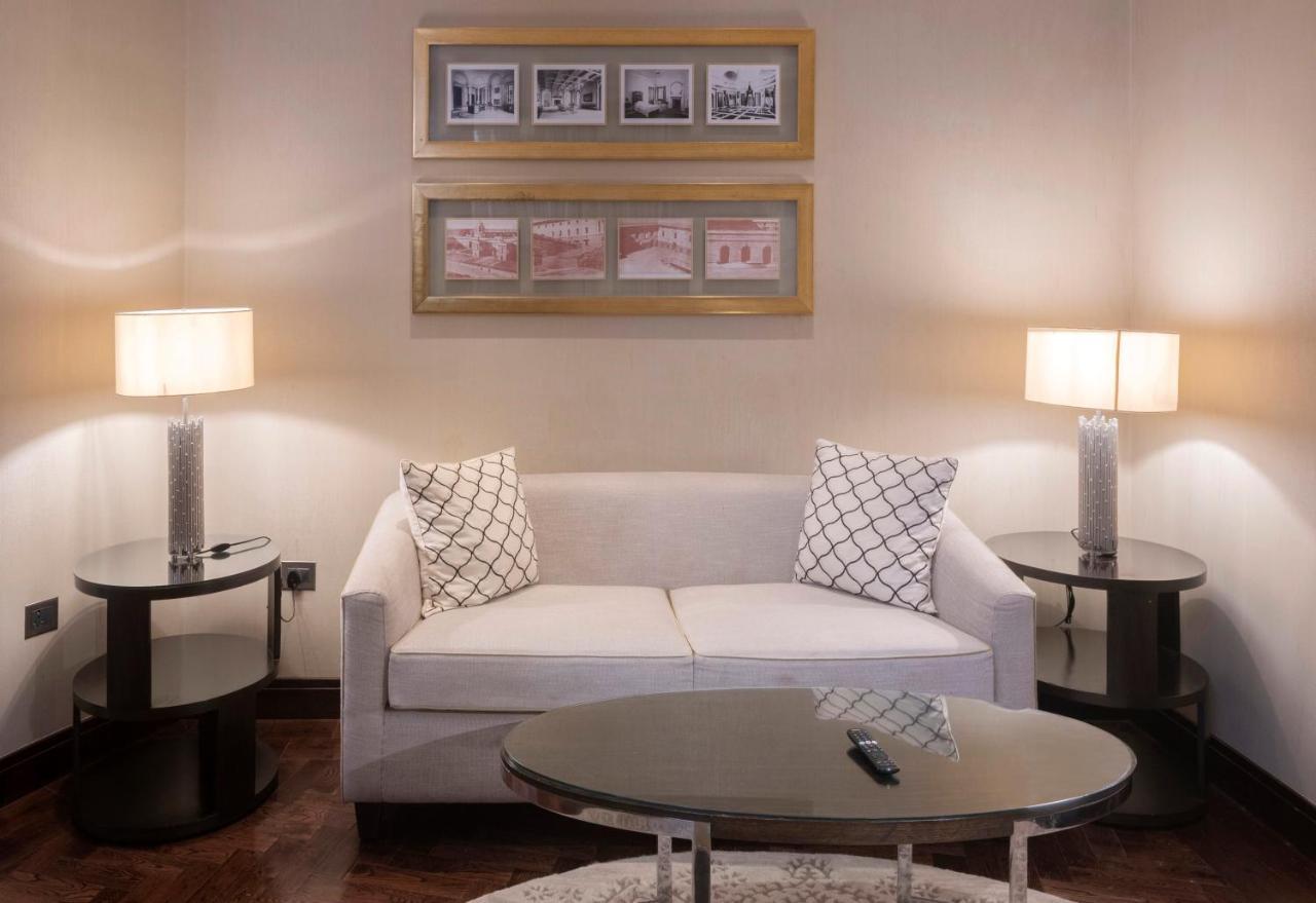 The Claridges New Delhi Hotel Ngoại thất bức ảnh A living room with a sofa