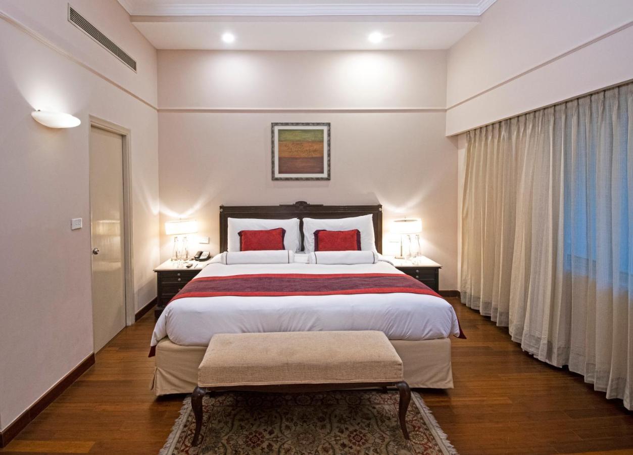 The Claridges New Delhi Hotel Ngoại thất bức ảnh A bedroom at the Taj Bengal