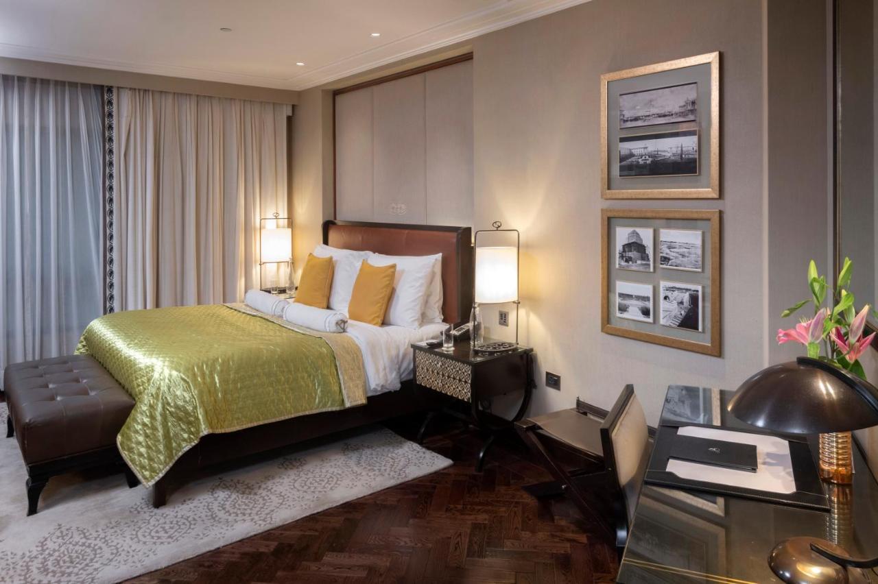 The Claridges New Delhi Hotel Ngoại thất bức ảnh A bedroom in the hotel