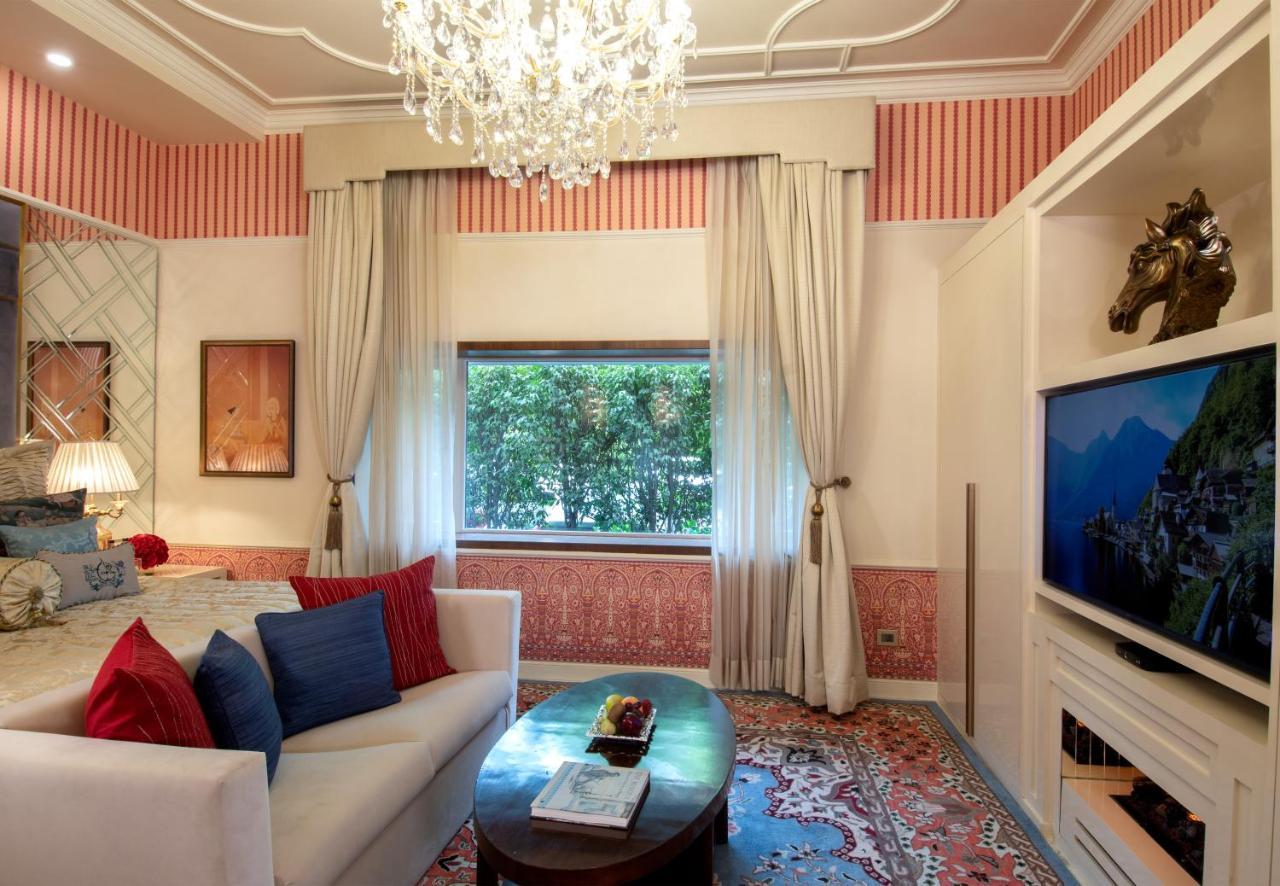 The Claridges New Delhi Hotel Ngoại thất bức ảnh A living room at the Taj Mahal Palace
