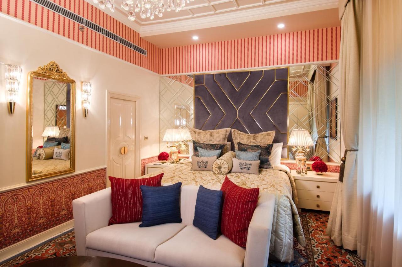 The Claridges New Delhi Hotel Ngoại thất bức ảnh A bedroom at the Taj Mahal Palace
