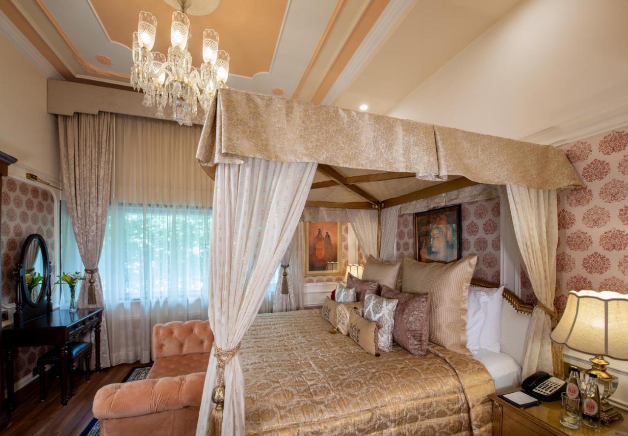 The Claridges New Delhi Hotel Ngoại thất bức ảnh A bedroom at the Imperial Hotel