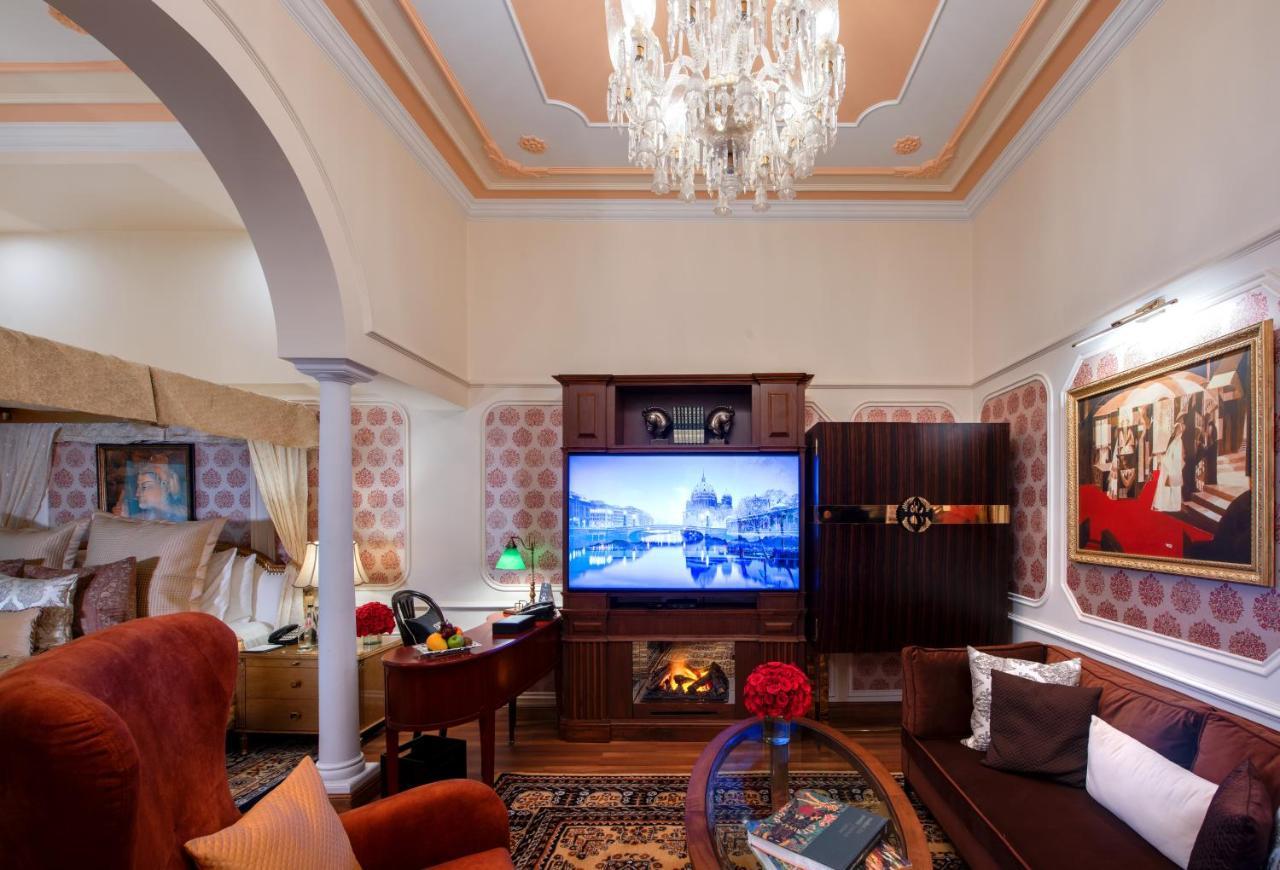 The Claridges New Delhi Hotel Ngoại thất bức ảnh A living room in the Imperial Suite