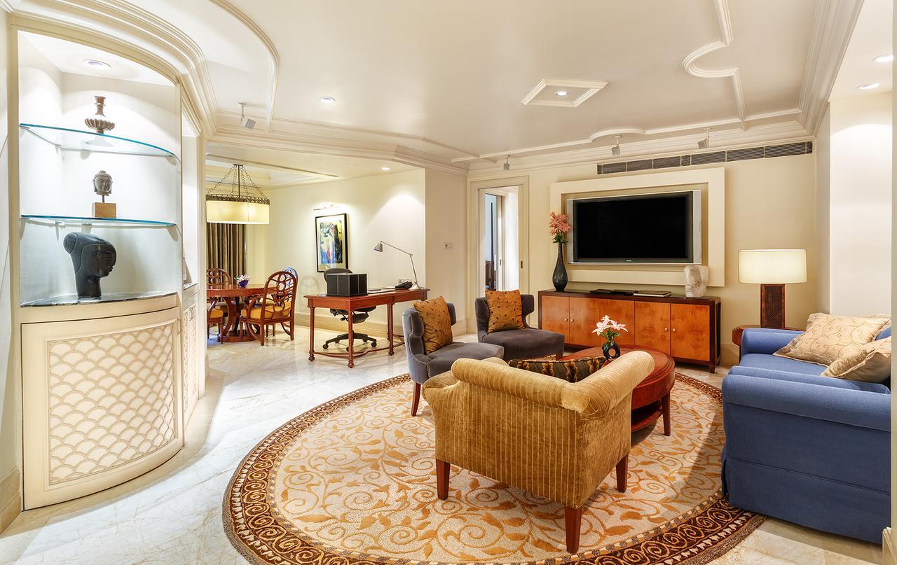 The Claridges New Delhi Hotel Ngoại thất bức ảnh A living room in a suite at the Ritz-Carlton, Dubai