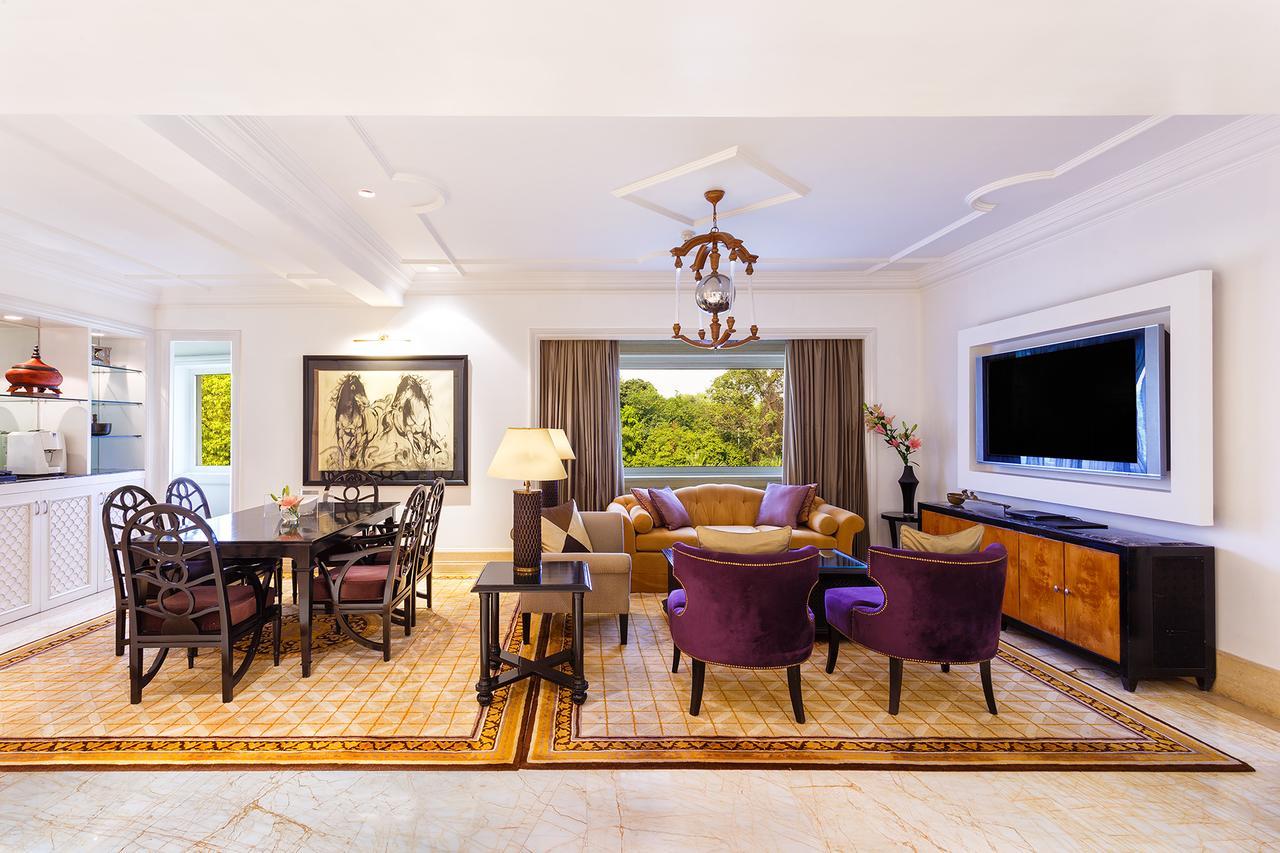 The Claridges New Delhi Hotel Ngoại thất bức ảnh A living room in a suite at the Four Seasons Hotel, Mumbai