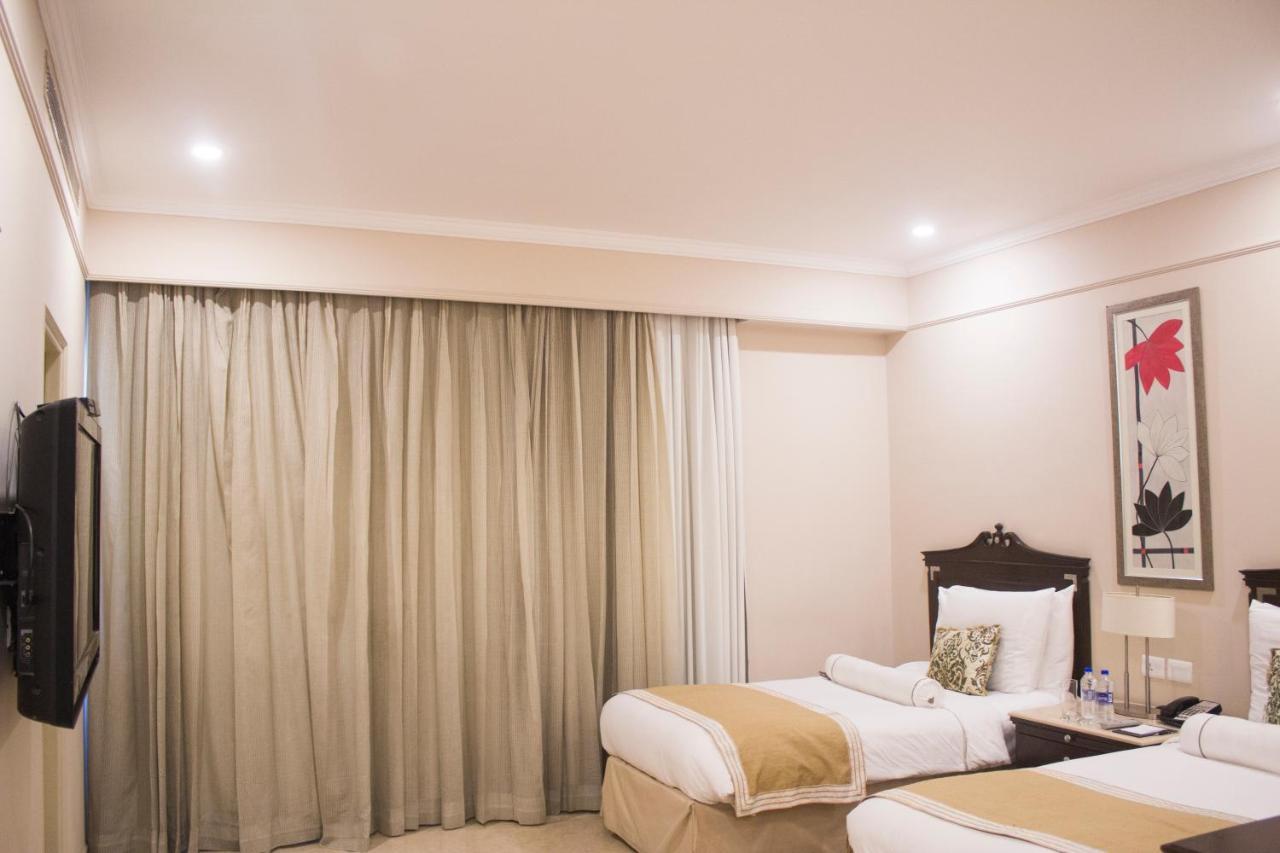 The Claridges New Delhi Hotel Ngoại thất bức ảnh A room at the Taj Bengal